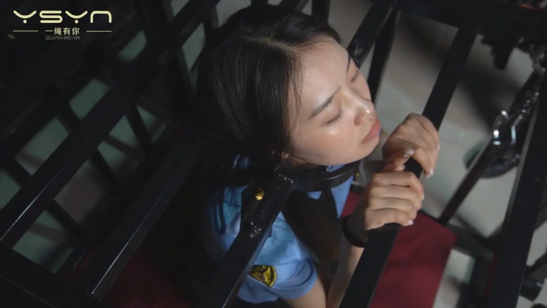 【割断双脚的女孩】深入虎穴只身一人调查户口的女井被偷袭打晕全身捆在桌子上关铁笼玩弄后隔割断双脚-13