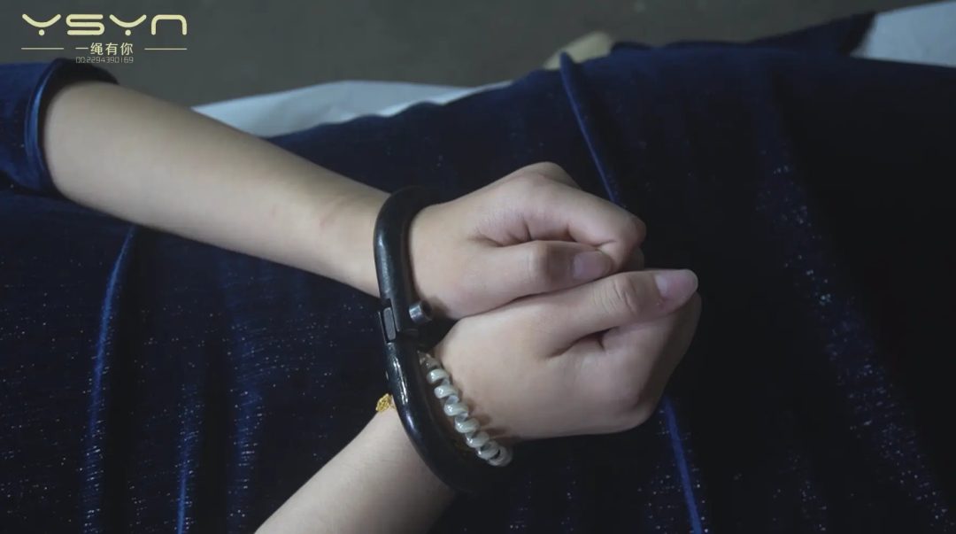 【断头台畔的双姝壮歌】高颜值漂亮的姐姐柳依和妹妹林知语被捕受尽各种刑罚上断头台头颅展示-9