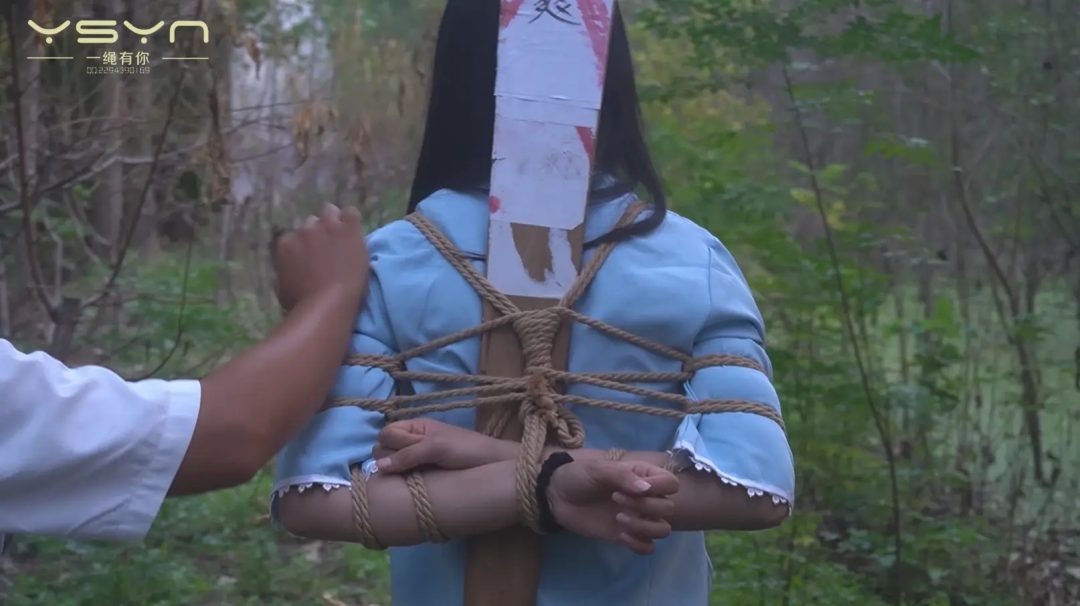 【青春的火焰】五四装女孩被抓刑讯逼供老虎凳打挠蜡烛烧烫脚心驷马紧敷晕死刑场五花大绑枪决-14