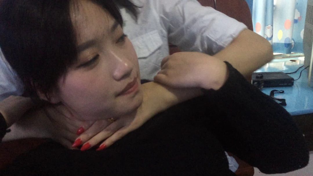 掐晕黑衣美女-6