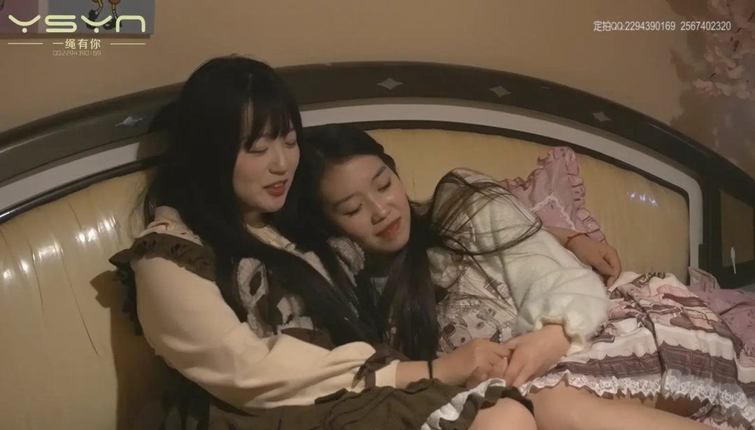 【被偷窥的恋爱】一对漂亮的洛丽塔女孩回到卧室秀恩爱被劫匪偷窥威胁各种样式捆绑挠痒痒-7