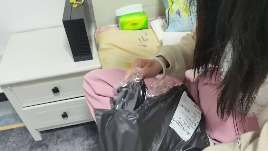 新模小赢情趣内衣，吊带丝袜堵嘴项圈，手铐脚铐，被主人遛狗，鞭打-1