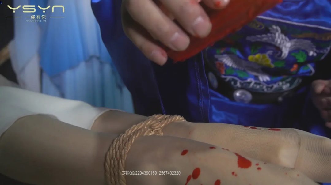 色迷知县命手下抓来两个舞女五花大绑跳舞威逼刑罚老虎凳滴蜡挠打脚心玩弄冤假错案-3