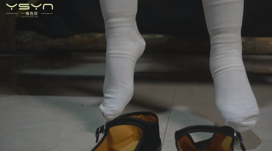 身着五四装的留洋女学生被抓刑房受尽吊打木马绳索勒腰老虎凳扎脚心绞死-13