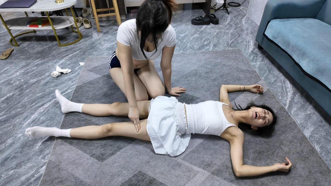 定拍作品《下》双女点穴定身加tk挠痒白袜，情节很丰富，女生颜值也很高，剧情包含定身穴、笑穴、被定住摆造型、挠脚心，情节多重反转-4