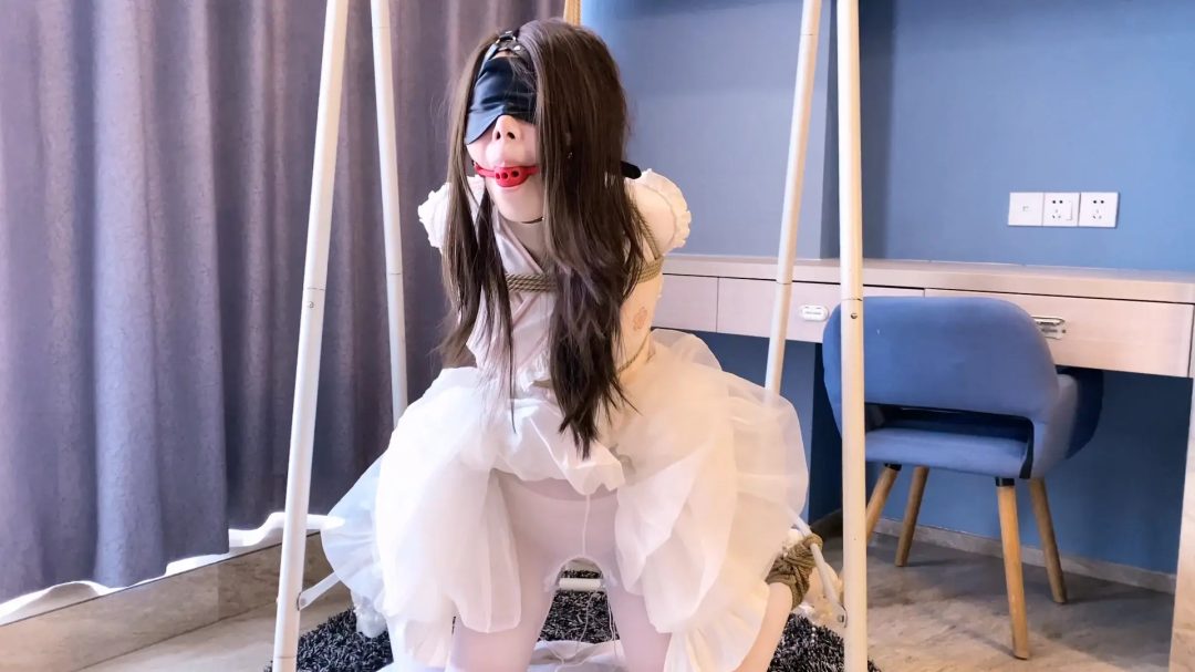 《甜妹故事汇》-久违的婷妹香软洛丽塔+日式紧缚+胸缚+口球+电击+强制八字开腿+直臂紧缚后手吊缚+跪缚强制开腿+马具口球+强制抬头等等-5