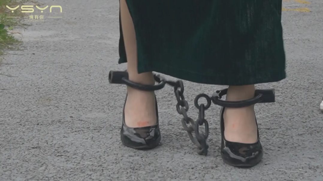 柳诗涵【铁骨诗心】被捕关押牢房戴上脚镣土铐刑房双手高吊老虎凳竹签皮板铁刷铁钳毛刷挠痒五花大绑押赴刑场-8