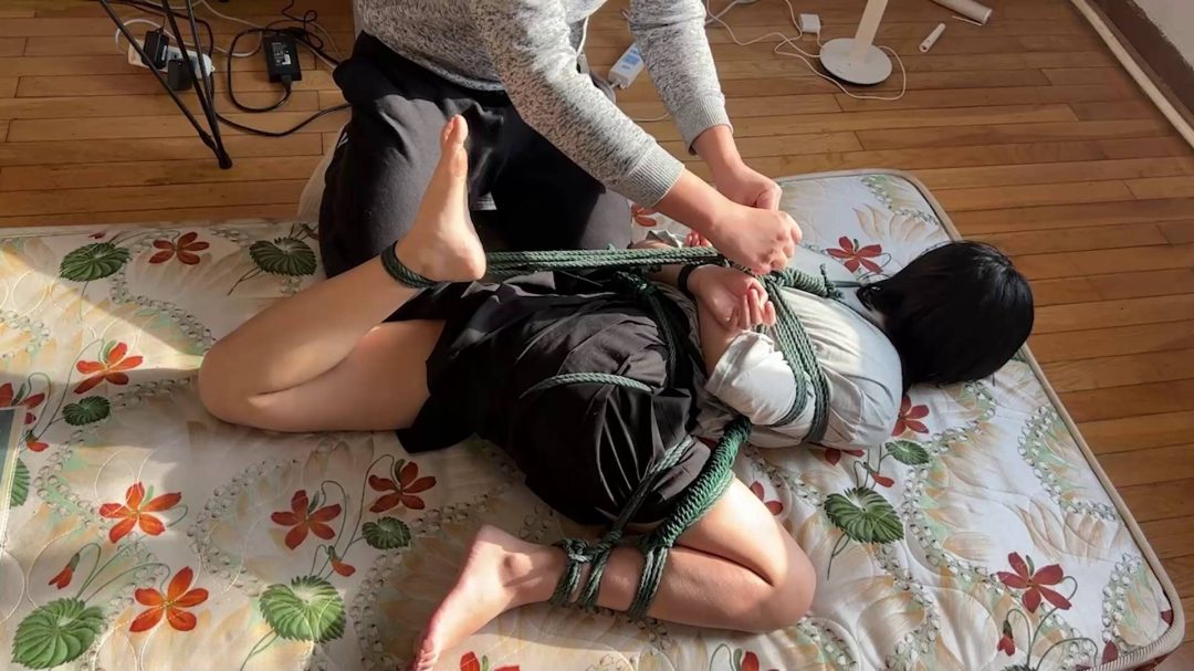 美琪的初绑马具口球超紧驷马-7