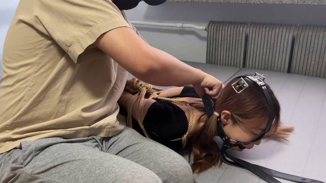 小乔妹妹黑丝蛇缚并肘驷马放置-5