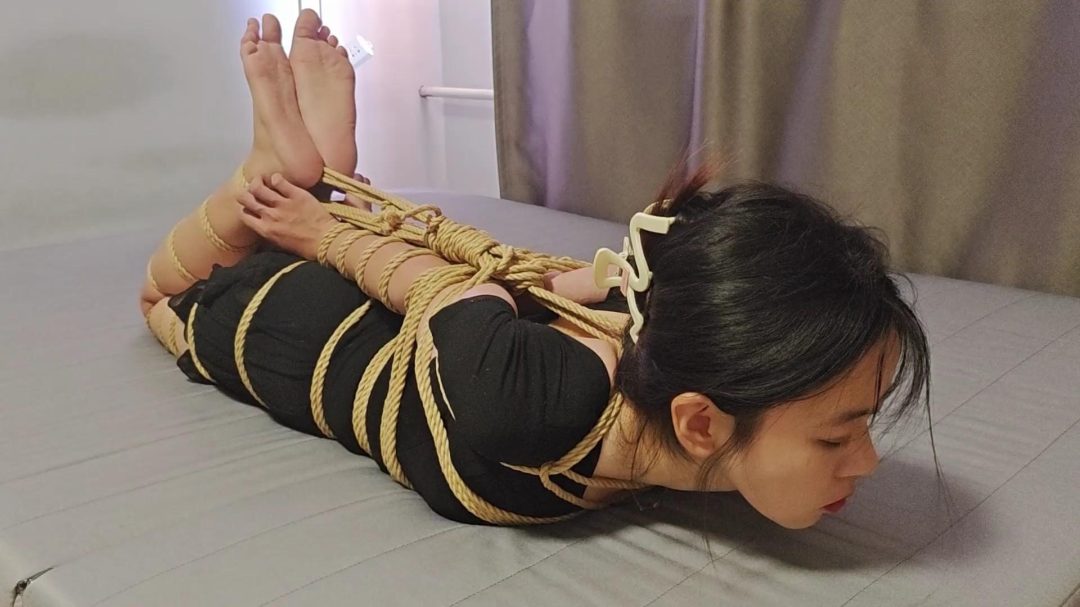 约绑清纯小妹直臂蛇缚超紧驷马裸足勒住脚趾口球堵嘴-8