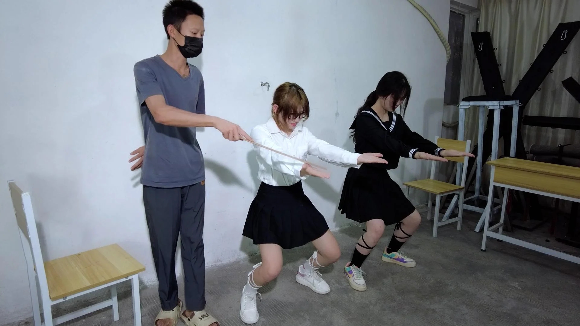 【樱束原创】《叛逆期的女学生们》苏颖李慧两个叛逆的女学生上自习课不好好复习功课偷玩手机被巡堂老师抓个正着！狠狠的罚她俩人蹲马步深蹲！让两人相互挠脚心惩罚！笑到喘不上气来不停的求老师向老师认错