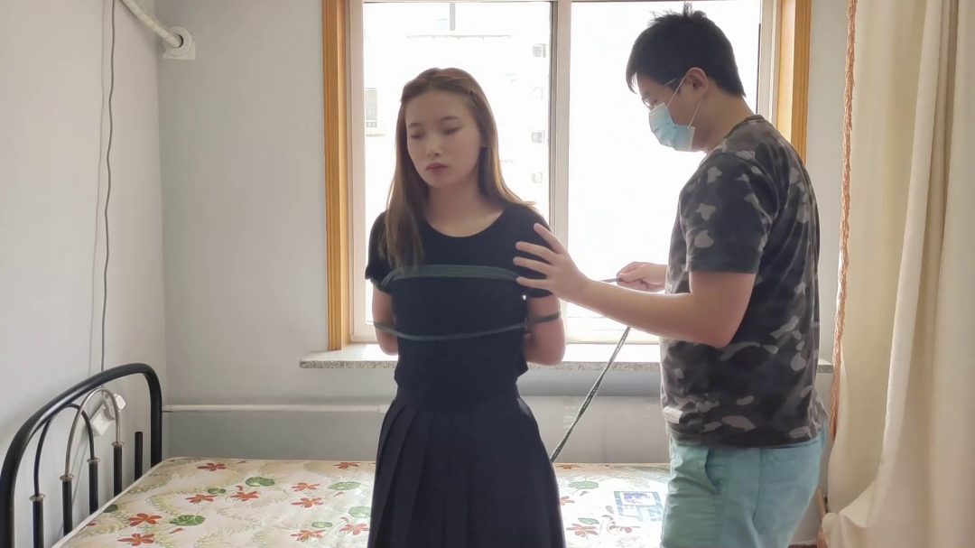 白丝妹妹佳岚，假装外出，真实放置崩溃实验-1