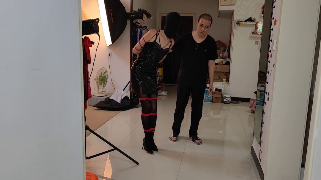 雅熙黑色皮衣 堵嘴 包头走 麻袋-5