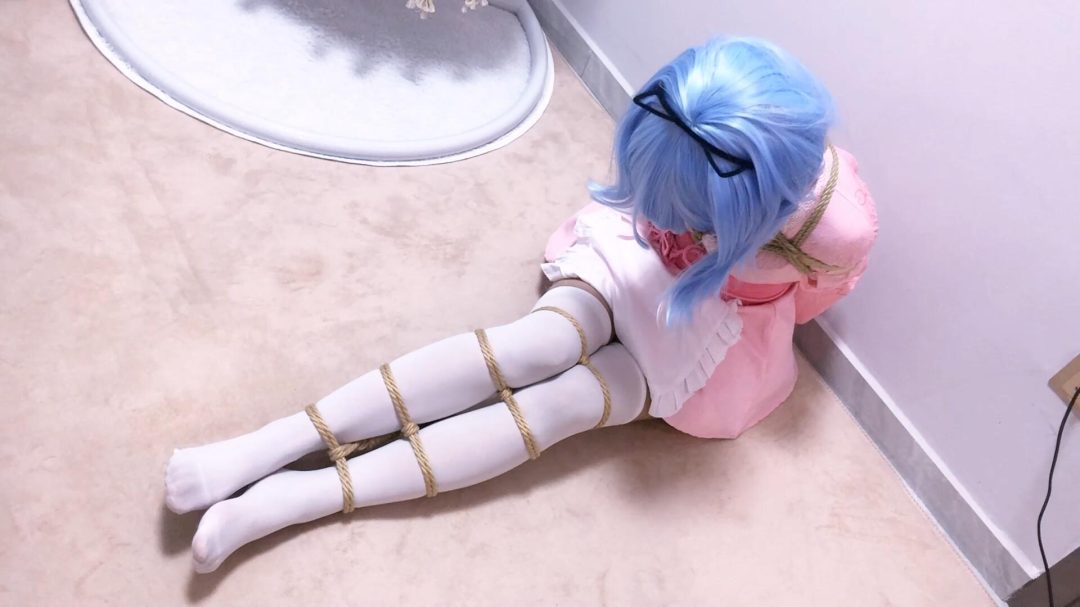 【嗷大喵】-《路崽日记》-蕾姆cos+胸缚胸前手腕捆住+蟹缚折腿捆+电击电到手指抽搐流口水+分腿吊腿缚+口球+解开展示+日式紧缚+多节并腿缚-17