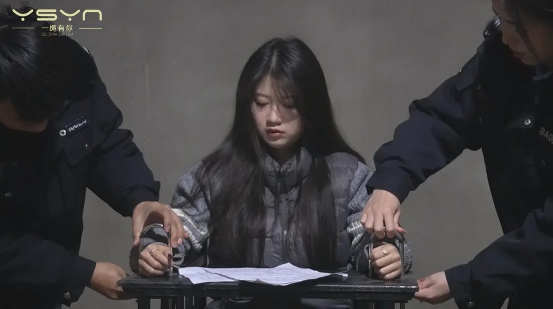【法律的天平】19岁的女孩柳嫣因经济犯罪被捕审讯时态度强硬关押牢房梦中被绞刑醒后戴-7