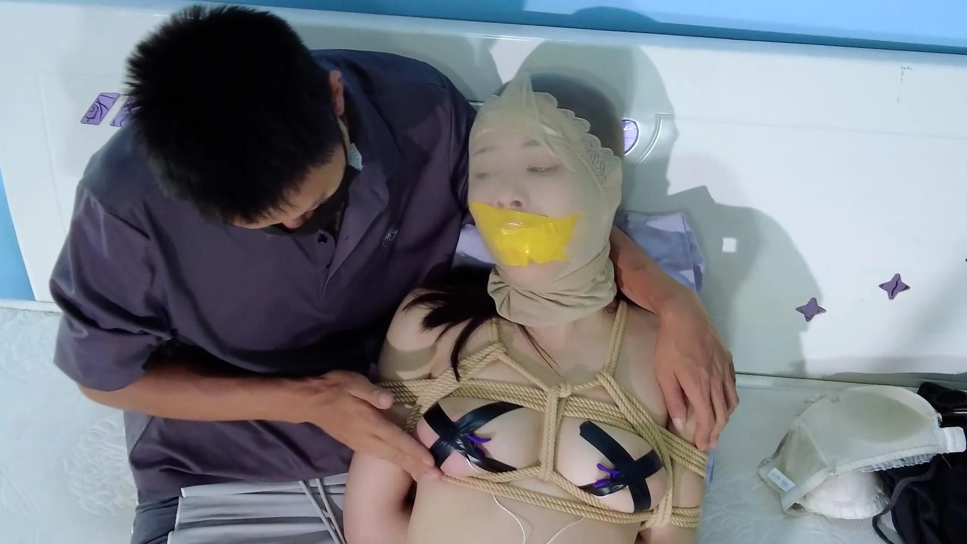 《新型媚药》今天我们把刚新研制的新型媚药给草莓妹妹试药看看效果如何！那一声声的媚叫叫到心坎坎去了！玩起来也是特别的带感！