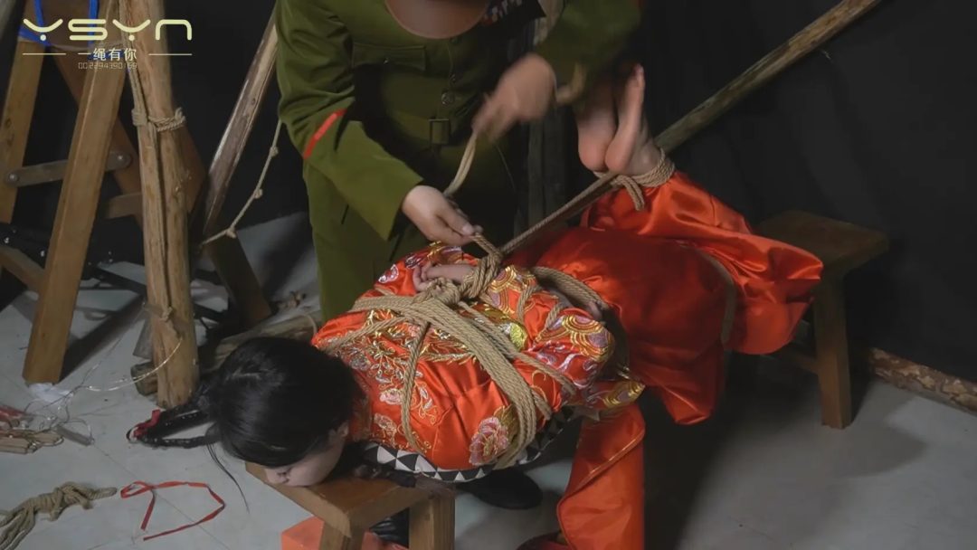 【玷污的新娘】反动派败退残余副官私闯洞房花烛枪杀秀禾新郎抢走新娘威逼刑讯誓死不从被玷污后自缢-8