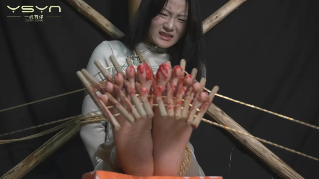 旗袍女孩机房被捕五花大绑关押刑房吊起鞭打老虎凳挠脚心拶脚趾滴蜡土拷脚镣五花大绑秘密枪决-3