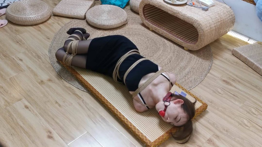 直臂捆绑果果，口含口球捆绑放置-8