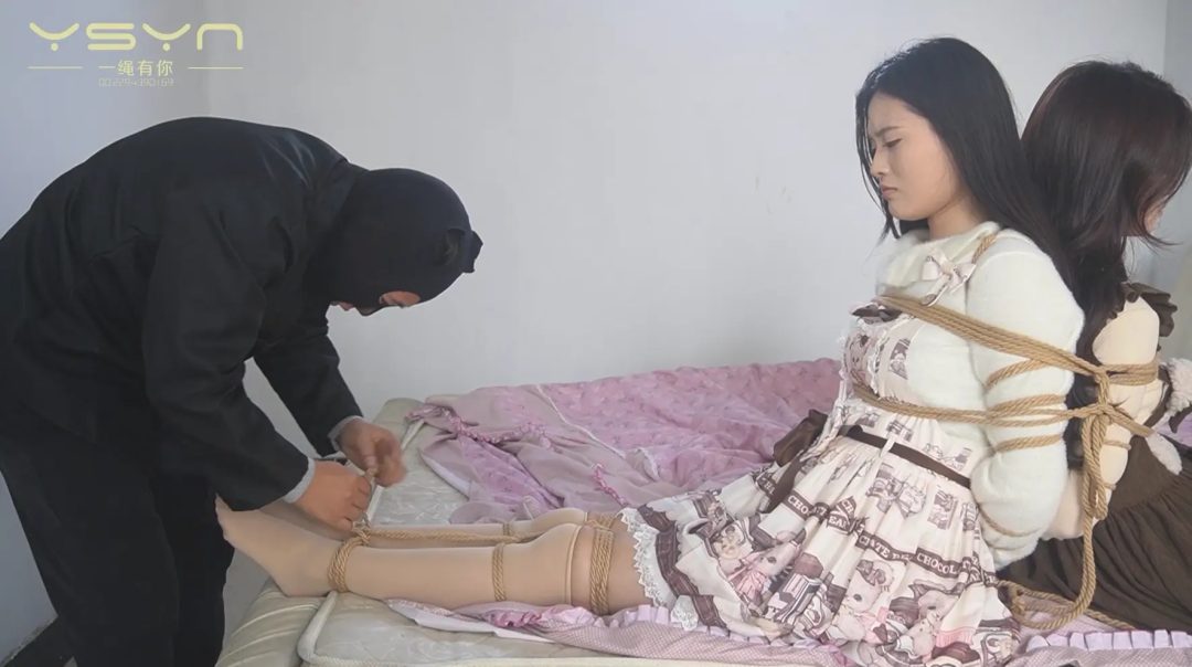 同性恋女孩菲菲和依依卧室里秀恩爱玩捆绑被蒙面大汉偷窥威逼各式捆绑跳舞逃脱未果-7