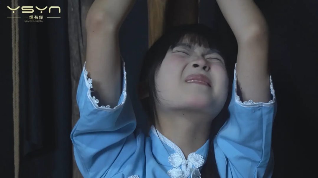 【青春的火焰】五四装女孩被抓刑讯逼供老虎凳打挠蜡烛烧烫脚心驷马紧敷晕死刑场五花大绑枪决-9