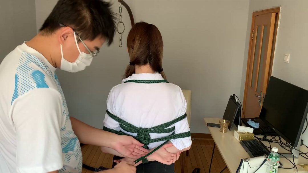 美女丹丹分腿裸足驷马挣扎-1