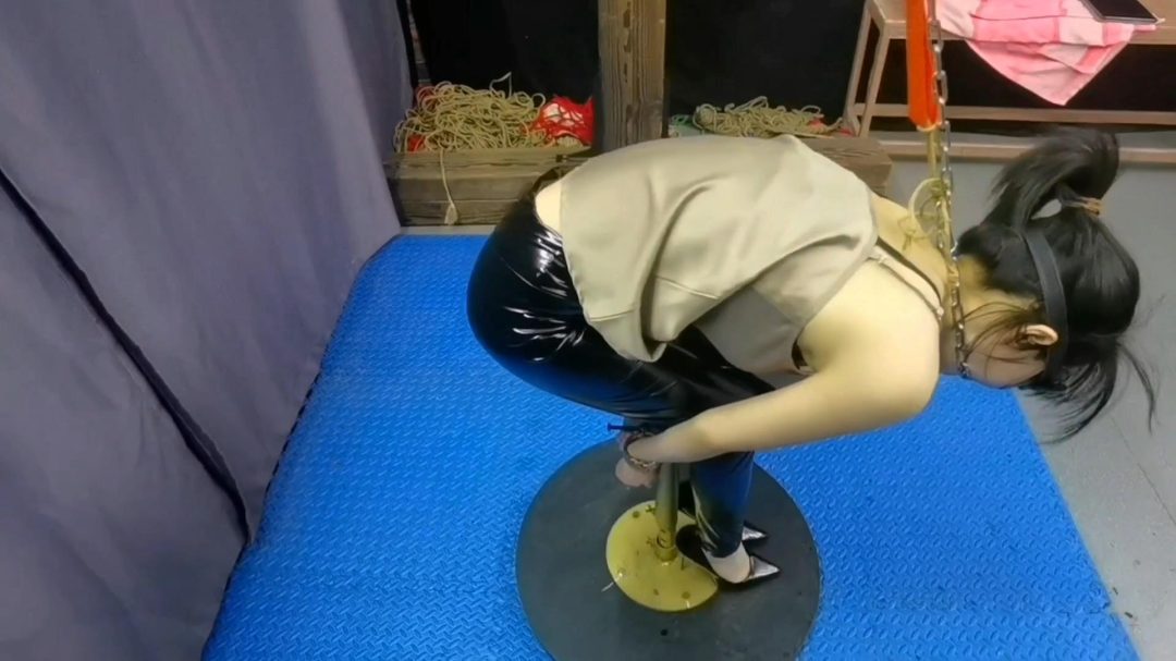 柔仙儿12公分高跟抱腿拘束架禁锢 越挣扎越难受-5