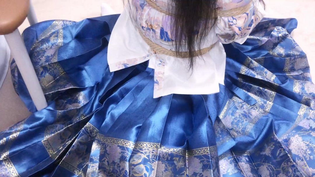 《圈养系》-汉服马面裙+日式捆绑并腿捆丝巾胶布封嘴睡觉+撕开胶布抽出丝巾+跪坐被投喂面包+自行喝牛奶+折腿M开腿捆+趴地撕下胶布抽出丝巾等等-7