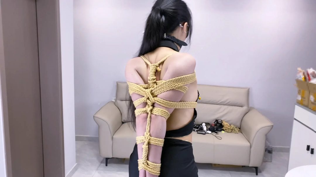 《少女情劫》-牵引爬行,杨具口塞,尾巴,欧式直臂紧缚,胸缚,项圈链子,强制弓腰,大口塞,直臂超紧驷马,马具口球,口水收集,分腿后手吊缚,电击耳塞等等-6