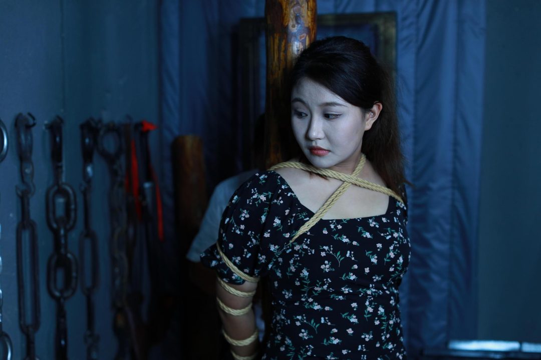 【江鑫柳依棚拍】剧照500张+视频30分钟两位颜值美女江鑫168厘米22岁柳依170厘米20岁被五花大绑直臂绑柱-9