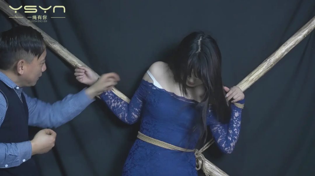 【失足女的悲喜】失足女接客遭绑匪迷晕装袋密室捆绑关笼子戴手铐玩弄特别难受-9