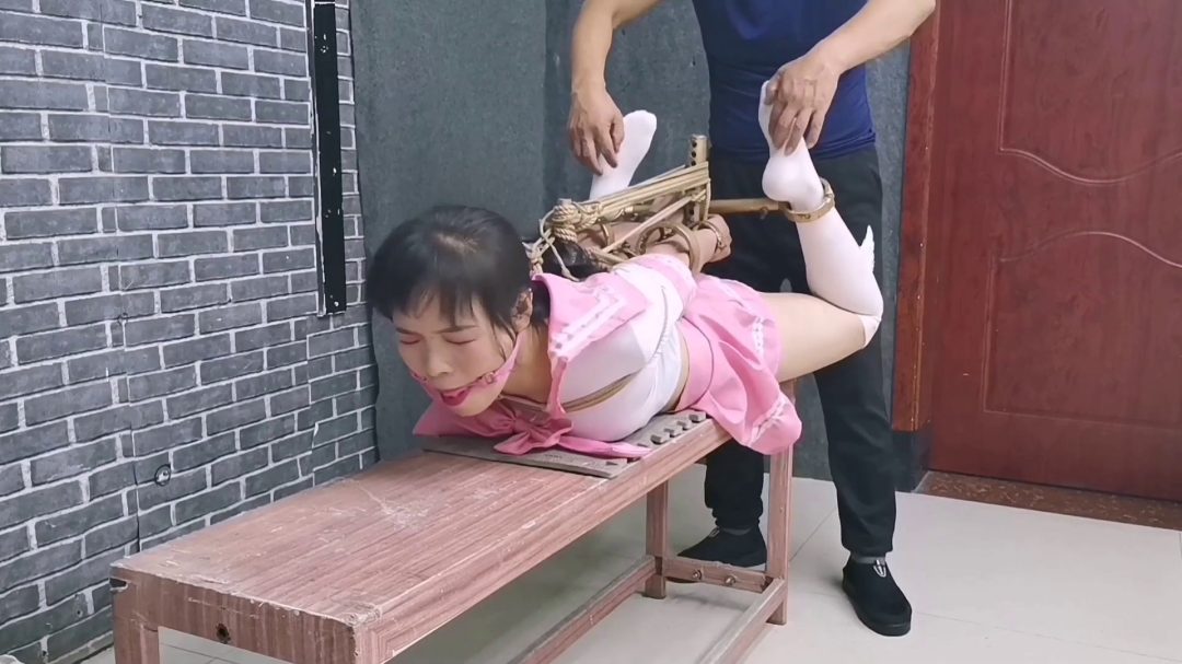 静依手铐苏秦背剑式 k9架折磨-4