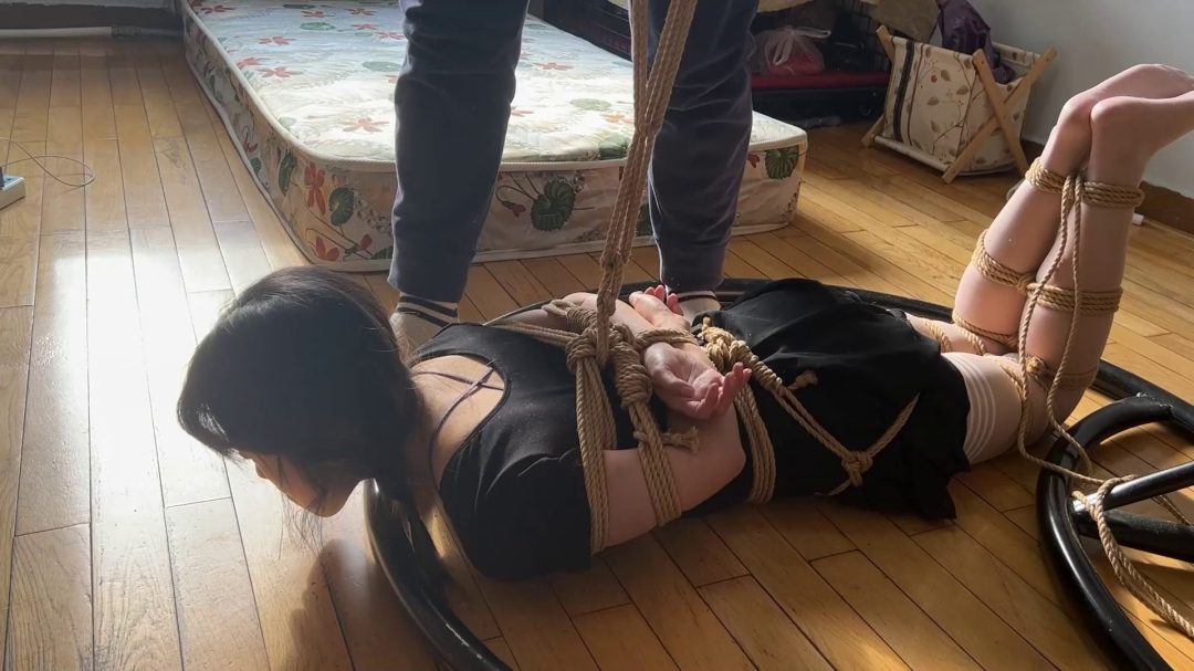 lo妹超紧舞蹈服白丝蛇缚驷马地吊-5