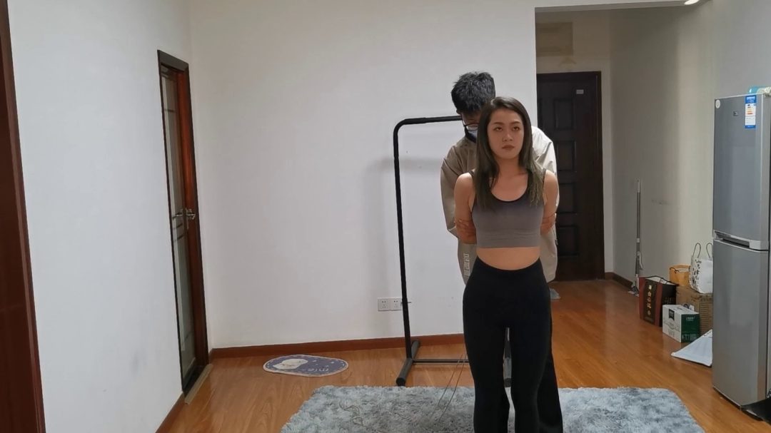 初中体育老师晓瑜，初次被捆，给大家表演一个挣扎-1