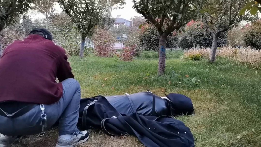 云儿白色硬绳五花紧缚户外大路旁草丛双层全包-7