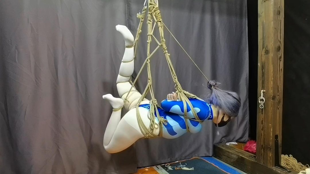 得了重感冒的云仙儿，为了争夺现场约拍大佬的5万元的奖赏，不顾生命危险挑战三种吊缚，不知能否成功-5