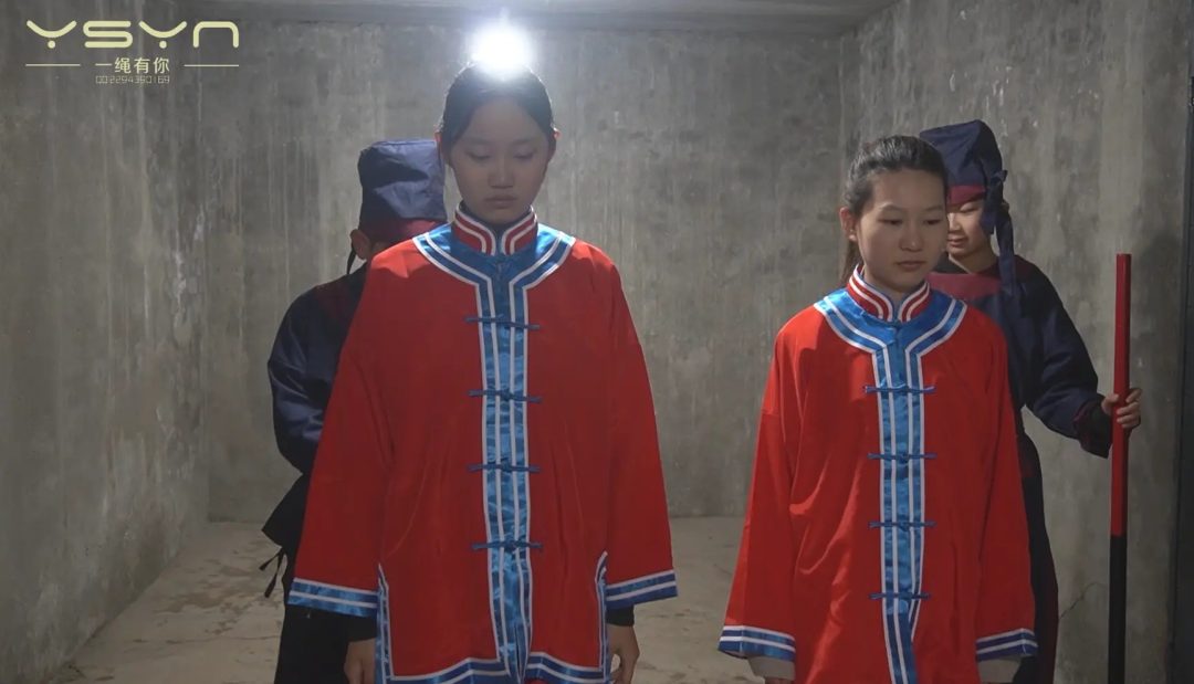 【丛林斩首】官差押送两名年轻漂亮女犯刑房审讯不招关押牢房五花大绑丛林中斩首-4