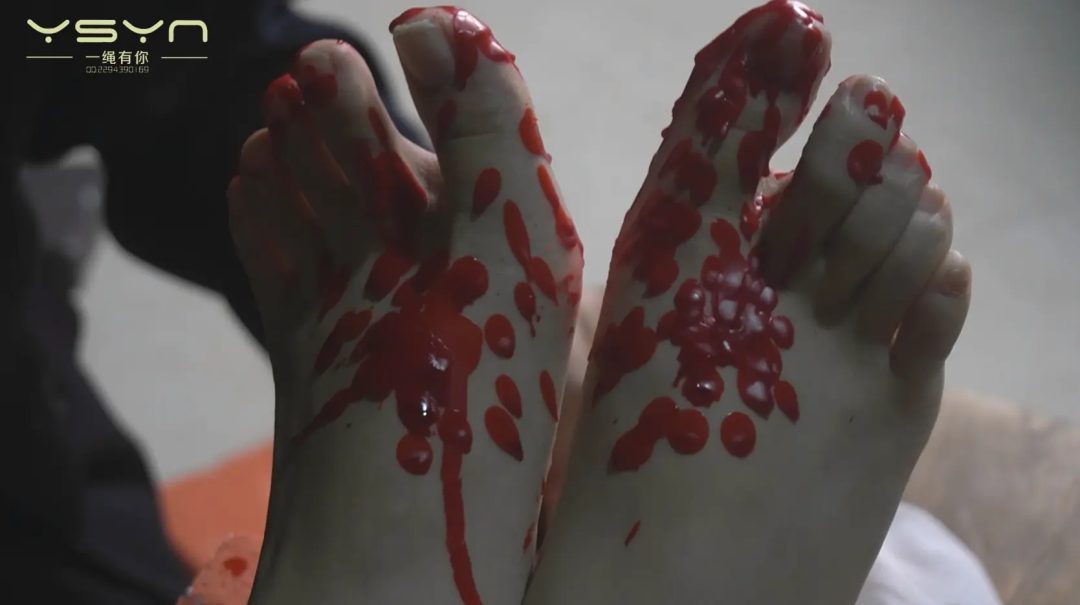 旗袍女孩机房被捕五花大绑关押刑房吊起鞭打老虎凳挠脚心拶脚趾滴蜡土拷脚镣五花大绑秘密枪决-12