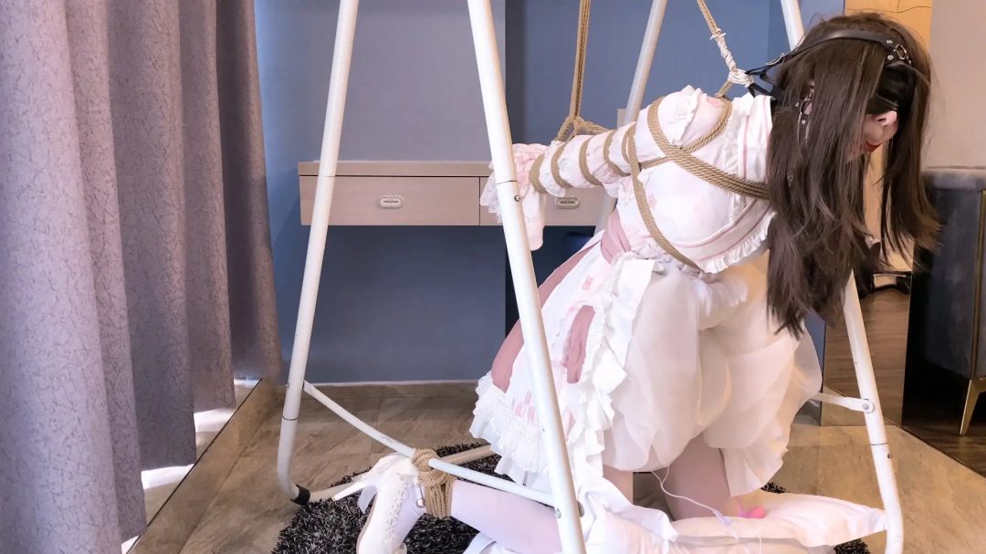 《甜妹故事汇》-久违的婷妹香软洛丽塔+日式紧缚+胸缚+口球+电击+强制八字开腿+直臂紧缚后手吊缚+跪缚强制开腿+马具口球+强制抬头等等-9