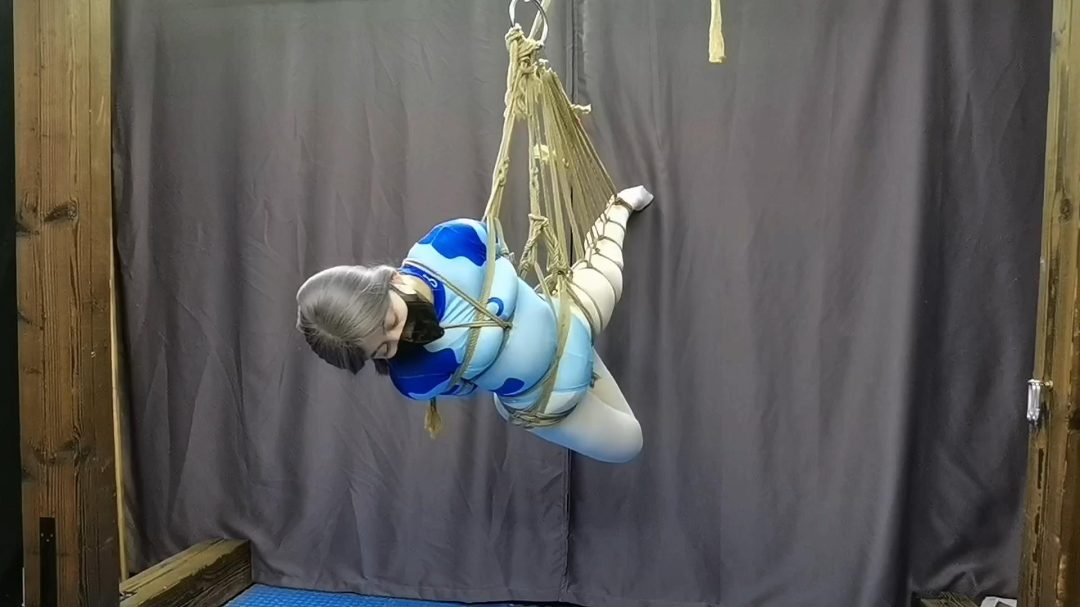 得了重感冒的云仙儿，为了争夺现场约拍大佬的5万元的奖赏，不顾生命危险挑战三种吊缚，不知能否成功-7