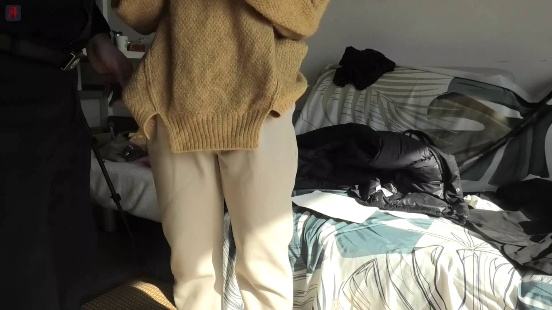 小九妹口球反绑股绳外出，穿过黑黝黝的地下停车场“欺负”一下双手反绑无法反抗的小美