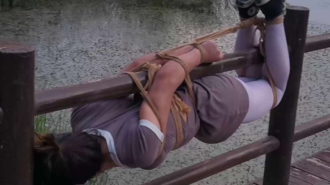 云儿偷偷，去小树林约会，被主人发现，不客气地惩罚各种吊绑，喝河里的臭水，惊险刺激-5