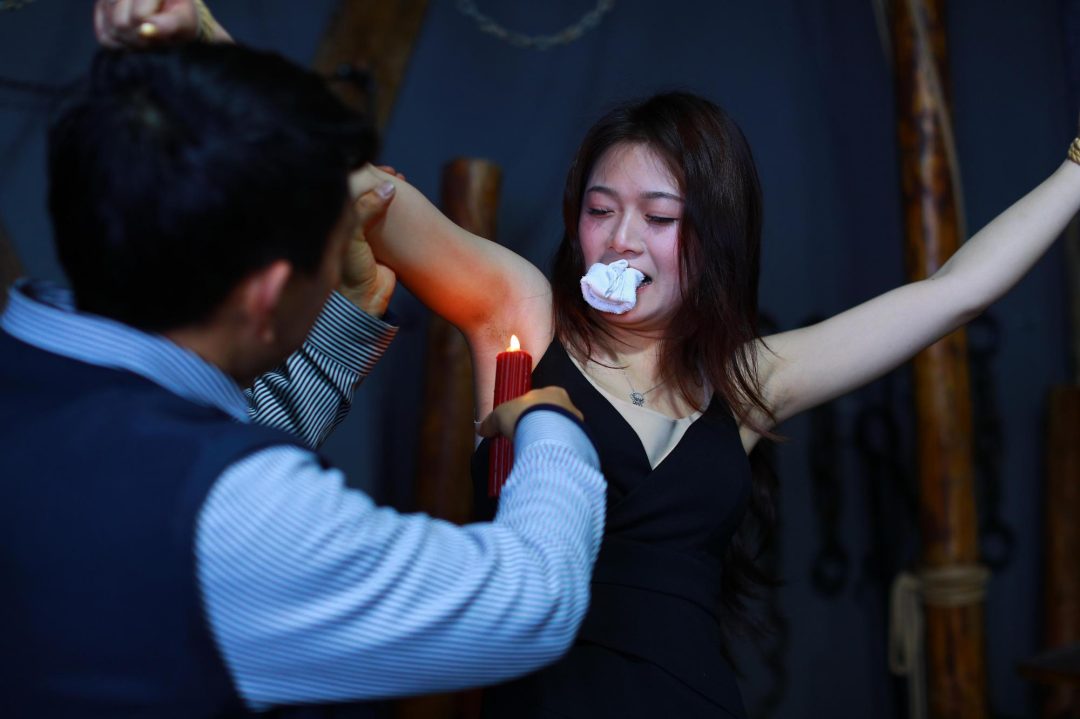 【刑房残虐】菲菲重镣双手大字绑堵嘴鞭打蜡烛烧腋窝老虎凳四蹄吊起挠打脚心筷子夹脚趾七花大绑-1