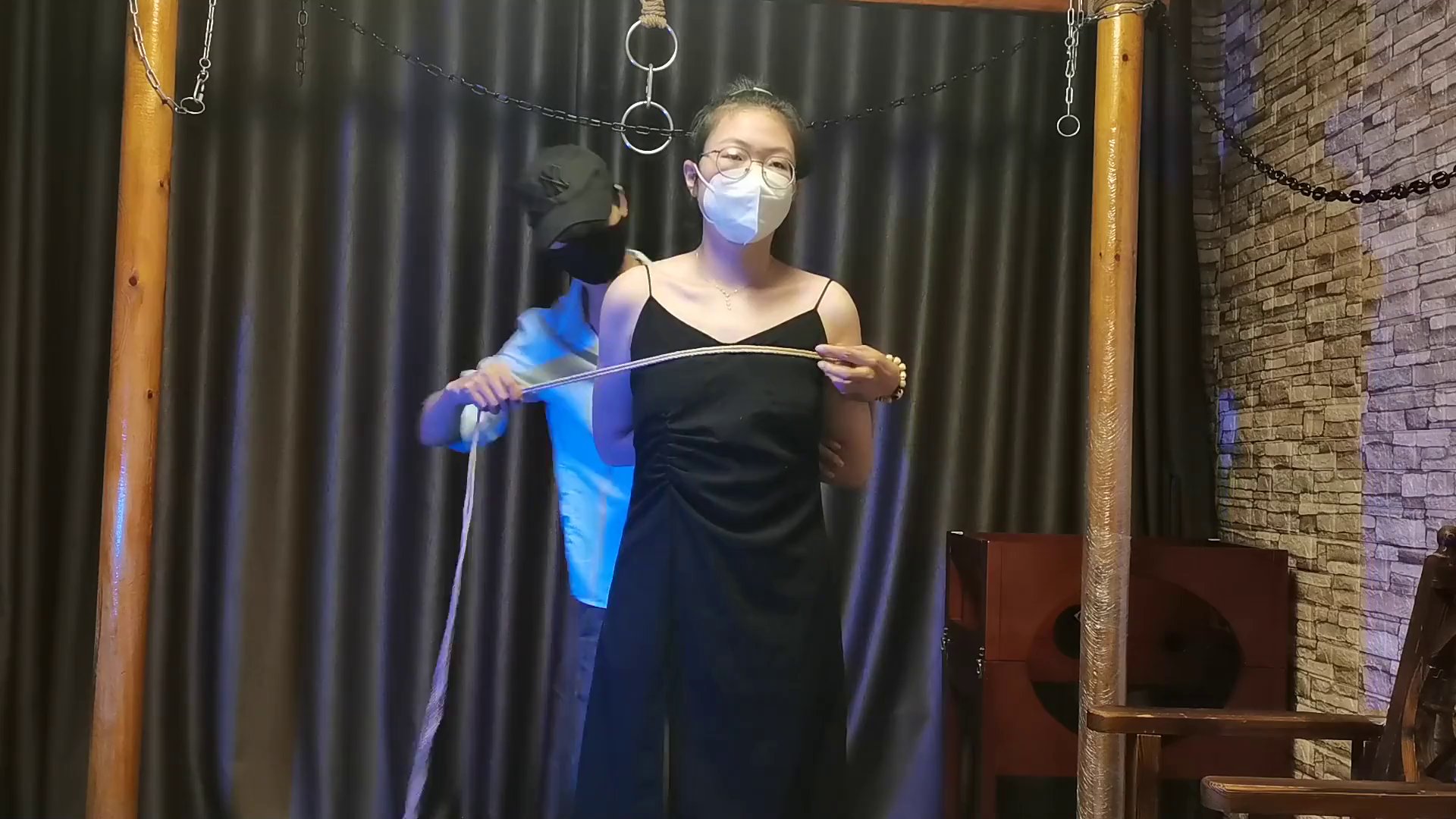 韩露被绑跪在地上鞭打