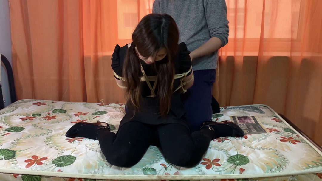 口水奴隶洋洋 柠檬汁口水收集 高跟丝袜后手缚麻花腿-4