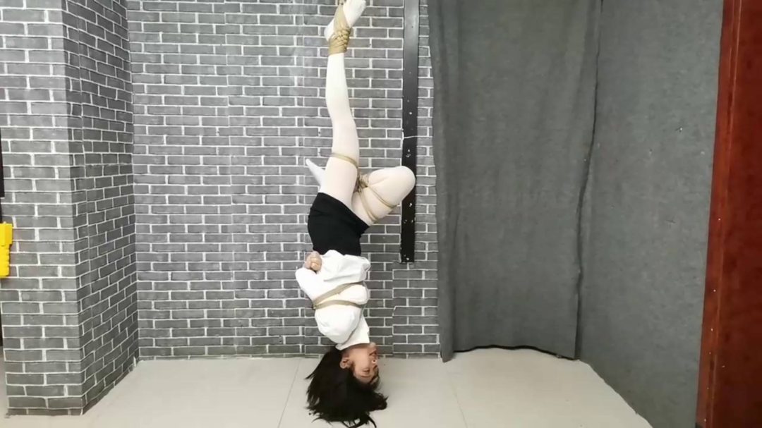 云儿连体铐极不情愿户外游玩，回去直接倒吊起来-5