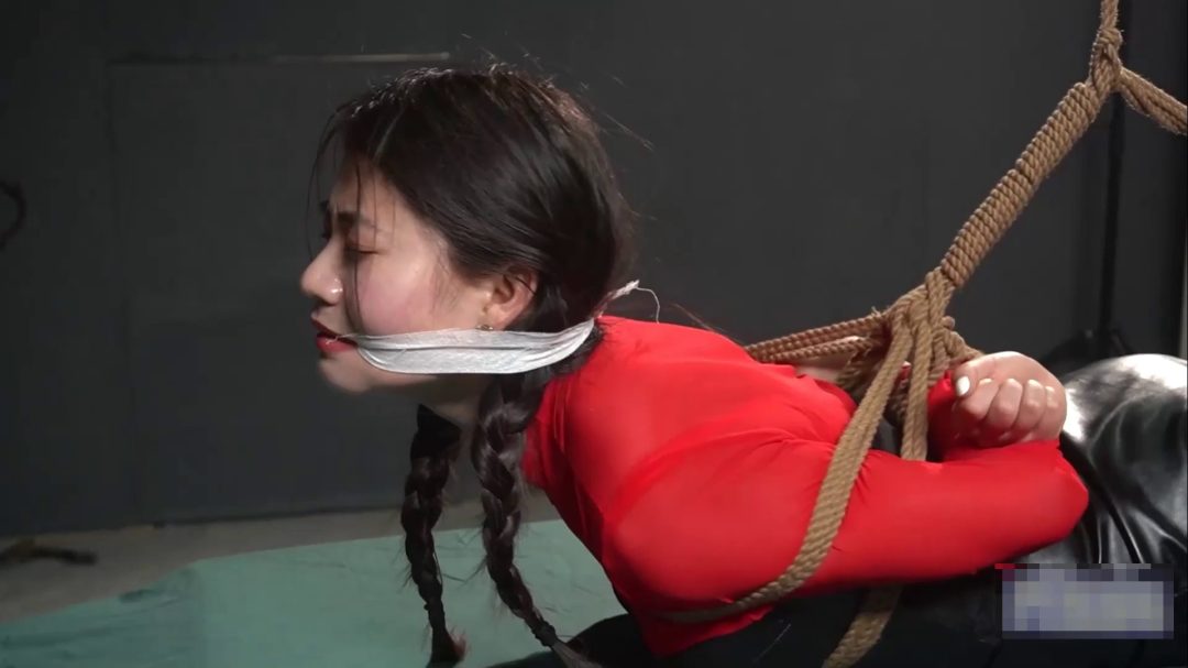 梓潼黑皮裙五花日式驷马紧缚摆拍-6