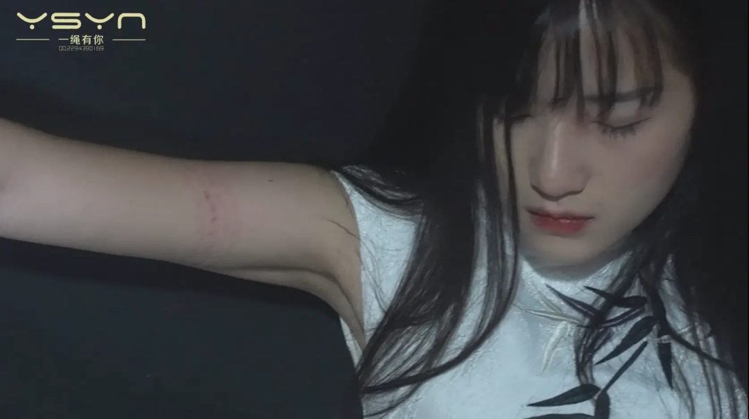 女地下情报员遭叛徒出卖五花大绑龟甲缚吊起鞭打手脚捆绑打挠脚心蒙眼极刑挣扎牺牲-9