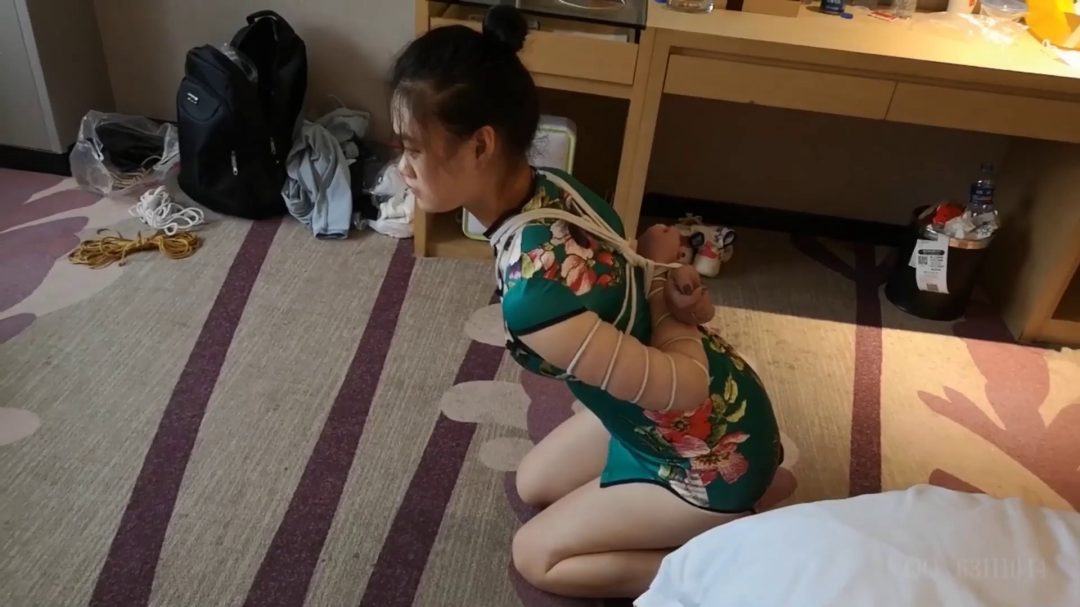 纭纭绿旗袍 五花紧缚驷马-4