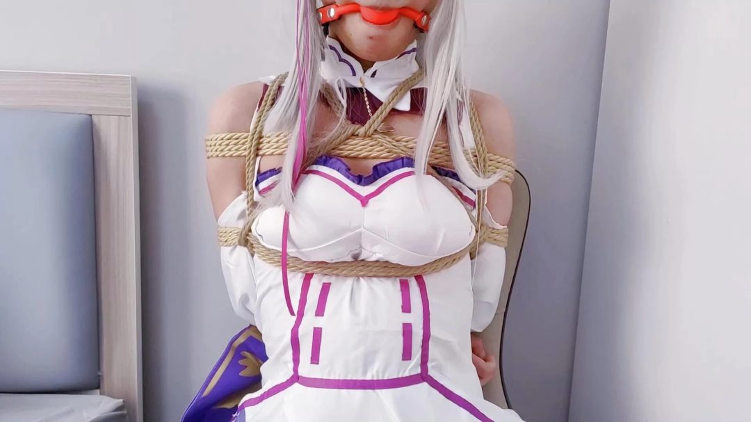 《路崽子历险记》-艾米莉亚cos+椅子缚+日式紧缚+并腿缚+口球+鞭打+脑后反绑+电击+蟹缚M开腿+棒棒刺激+大字捆绑+td震胸+放置等等-4